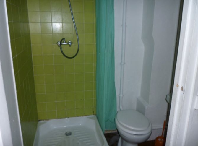 Phòng tắm cũ dù đủ công năng nhưng kém hiện đại