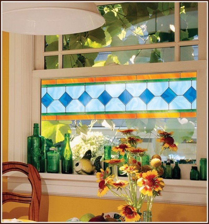 Thiết kế cửa kính màu cho nhà bếp