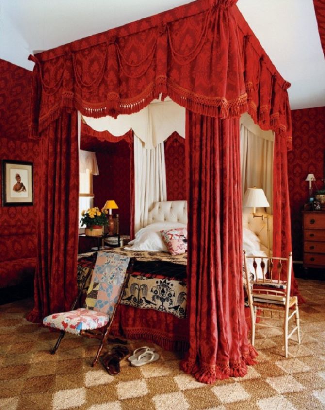Giường Canopy từ thế kỷ 19, được tô điểm bằng mành treo tua rua và nệm trải đầy cá tính