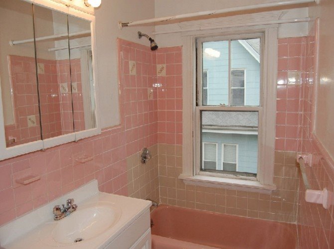 Nếu diện tích phòng tắm nhỏ, hãy sử dụng 2 tông màu trắng - hồng