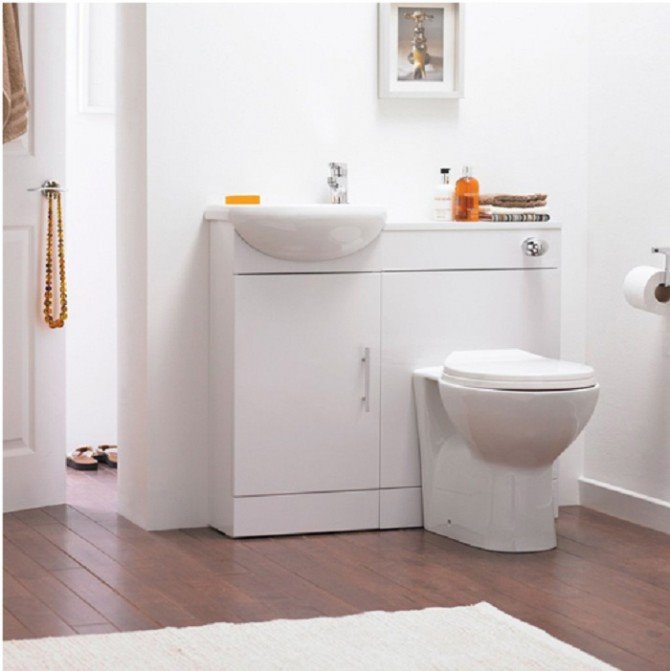 Không gian phòng tắm với nội thất màu trắng và thiết kế thông minh, kết hợp thêm sàn gỗ màu nâu giúp bớt đi sự nhàm chán