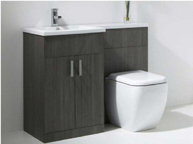 Một chậu rửa và toilet được kết hợp và được bọc gỗ xám