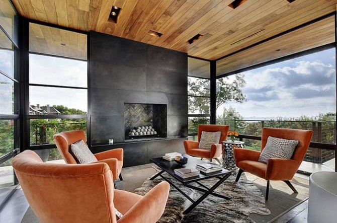 Bếp sưởi màu đen mạnh mẽ kết hợp trần nhà gỗ ấm nóng tạo nên một phòng thư giãn vô cùng tuyệt vời.