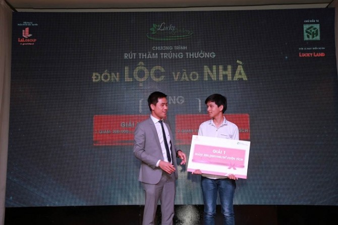 Giải đặc biệt giảm 200.000 đồng/m2/diện tích được ông Huỳnh Ngọc Châu trao tặng cho khách hàng  