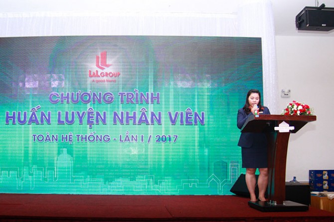 Bà Nguyễn Phương Thúy – Phó Tổng giám đốc L&L Group - đọc quyết định bổ nhiệm nhân sự