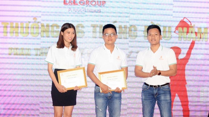 Ông Nguyễn Tấn Tài – Tổng giám đốc sàn Funny Land trao giải thưởng cho 2 nhân viên đạt được thành tích cao nhất của dự án Lucky Garden.