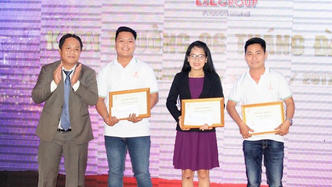 Ông Nguyễn Duy Minh – Chủ tịch hội đồng quản trị L&L Group trao giải cho 3 quản lý tiêu biểu 6 tháng đầu năm 2017.