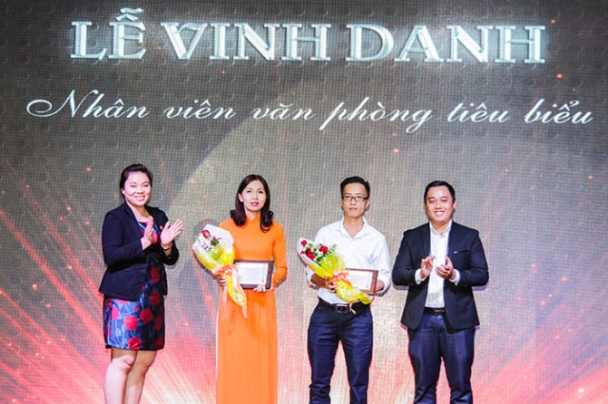 Bà Nguyễn Phương Thúy (bìa trái) – Phó Tổng giám đốc công ty L&L Group và ông Nguyễn Ngọc Chương (bìa phải) – Giám đốc tài chính công ty L&L Group trao giải Vinh danh Nhân viên văn phòng tiêu biểu năm 2016
