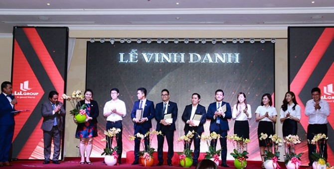 Ông Nguyễn Duy Minh(bìa phải) – Chủ tịch HĐQT kiêm Tổng giám đốc công ty L&L Group tặng hoa cho các quản lý cao cấp xuất sắc năm 2016 và TOP 5 nhân viên kinh doanh có tổng mức thưởng cao nhất năm 2016