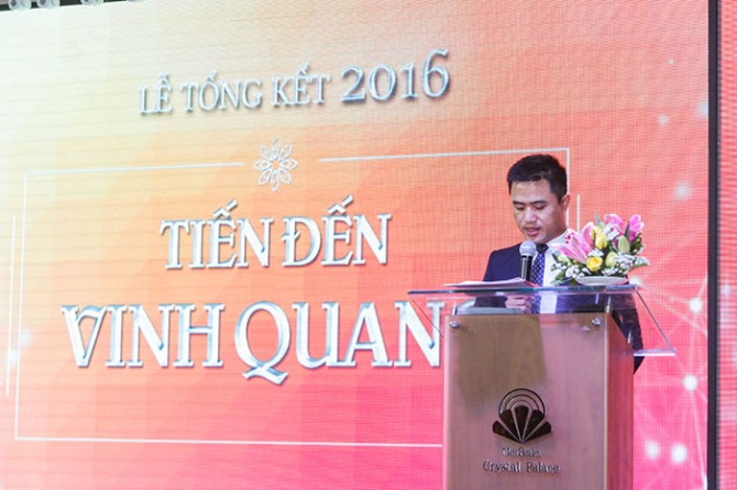 Ông Huỳnh Ngọc Châu – Phó Tổng giám đốc phụ trách kinh doanh công ty L&L Group - đại diện Ban lãnh đạo báo cáo tình hình hoạt động kinh doanh năm 2016