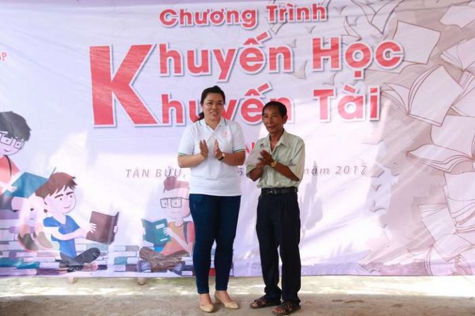 Bà Nguyễn Phương Thúy – Phó Tổng giám đốc L&L Group trao tặng phần quà dành cho nhà trường