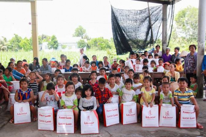 L&L Group đã trao tặng 50 phần quà cho các em học sinh trường mẫu giáo ấp 6