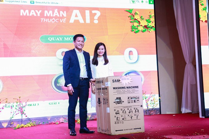 Ông Nguyễn Tấn Tài – Quyền Tổng giám đốc công ty Funny Land trao giải 3 là một chiếc máy giặt Samsung cho người may mắn