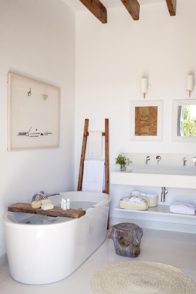 Phòng tắm màu trắng kết hợp vật trang trí bằng gỗ