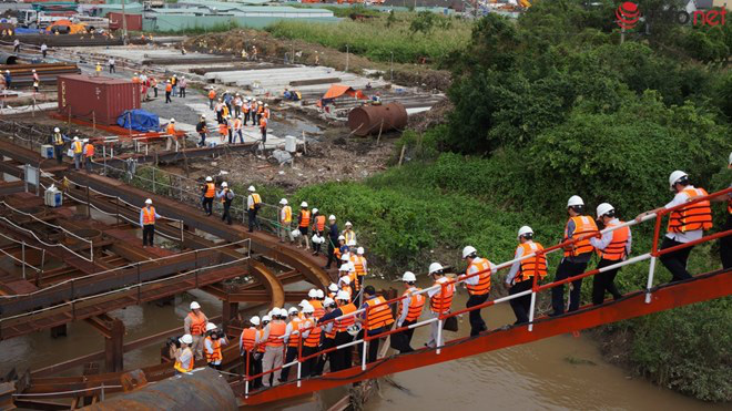 Công trình cống ngăn triều Bến Nghé gần cầu Móng ở quận 1 đã hoàn thành việc ngăn dòng, chuẩn bị công tác thi công.