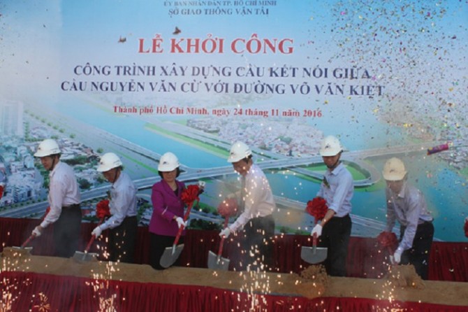 Hai nhánh lên xuống cầu Nguyễn Văn Cừ chính thức được khởi công