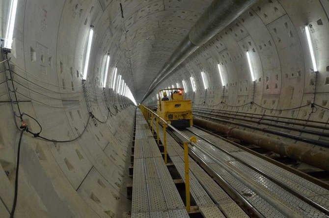 Cận cảnh đường hầm metro dưới lòng đất