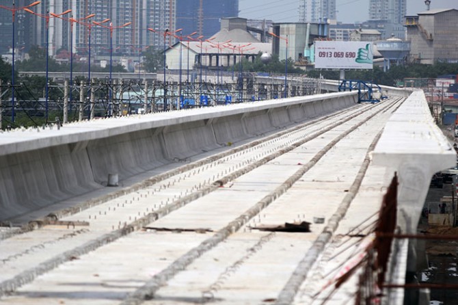 Trong ảnh là tuyến đường trên cao thuộc dự án Metro số 1, đoạn qua ngã tư Bình Thái đã hoàn thành lắp dầm cầu.